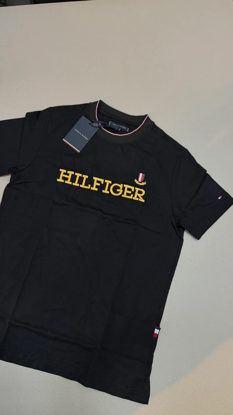 Camisa Tommy Hilfiger 57 - Preta bordado HILFIGER dourado