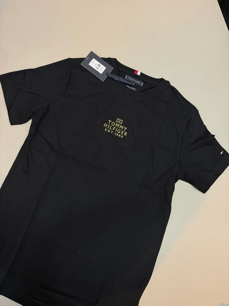 Camisa Tommy Hilfiger 59 - Preta logo Tommy Hilfiger dourado pequeno no peito