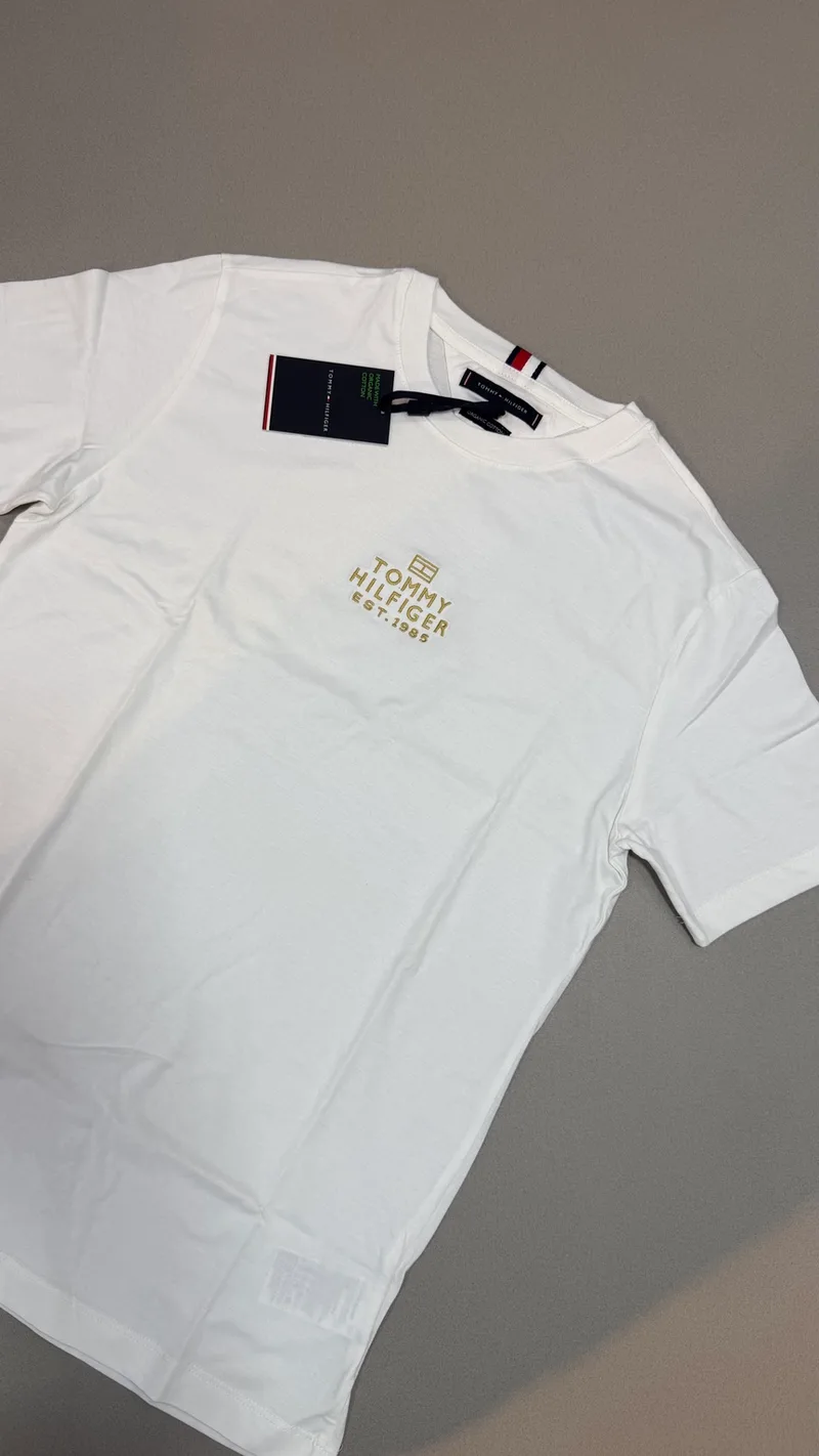 Camisa Tommy Hilfiger 29 - Branca logo Tommy Hilfiger dourado pequeno no peito
