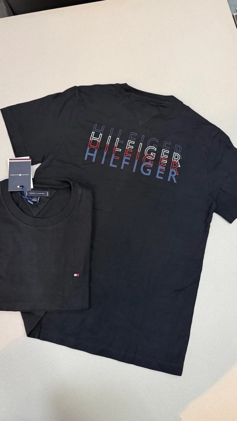 Camisa Tommy Hilfiger 26 - Preta estampa HILFIGER azul branco vermelho nas costas