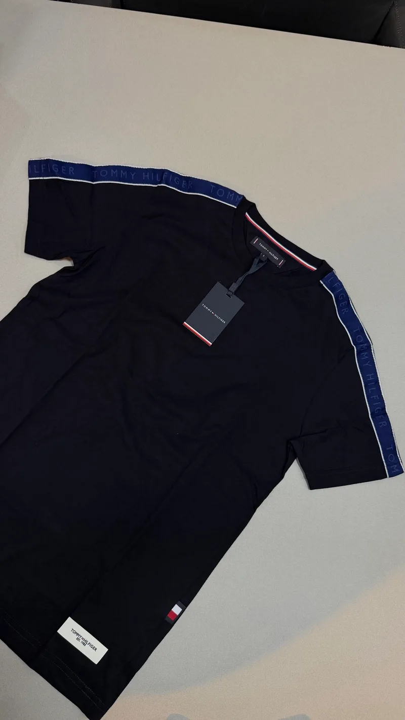 Camisa Tommy Hilfiger 40 - Preta faixa azul Tommy Hilfiger nas mangas e ombros