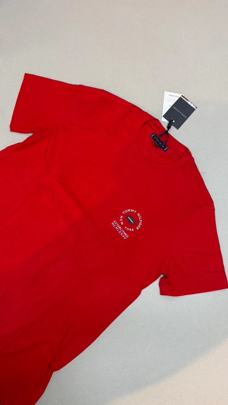 Camisa Tommy Hilfiger 86 - Vermelha logo Tommy Hilfiger pequeno com escrita circular
