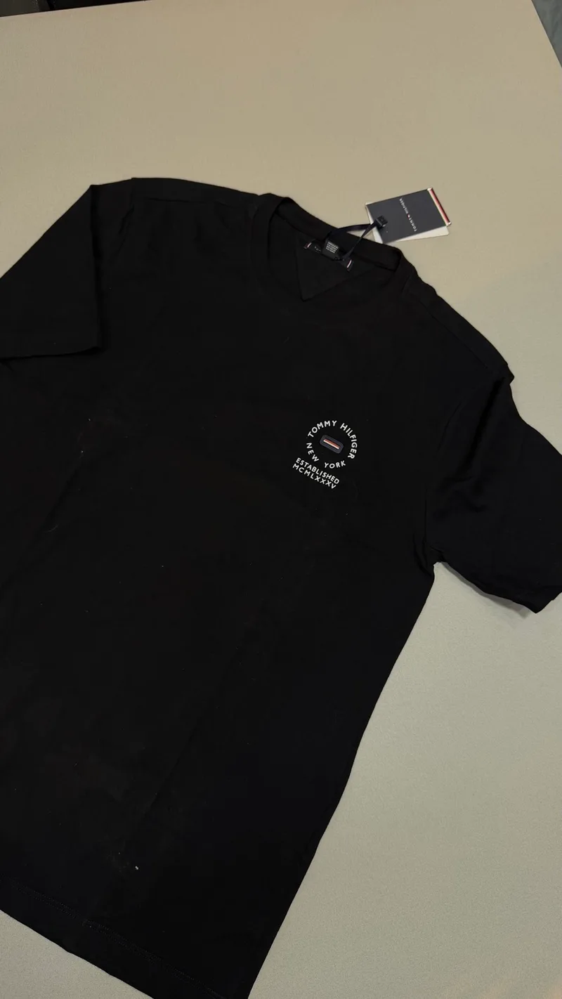 Camisa Tommy Hilfiger 2 - Preta logo Tommy Hilfiger pequeno com escrita circular