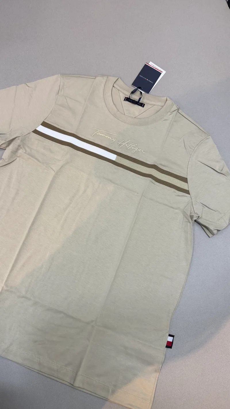 Camisa Tommy Hilfiger 17 - Bege faixa tons terrosos e branco assinatura Tommy Hilfiger