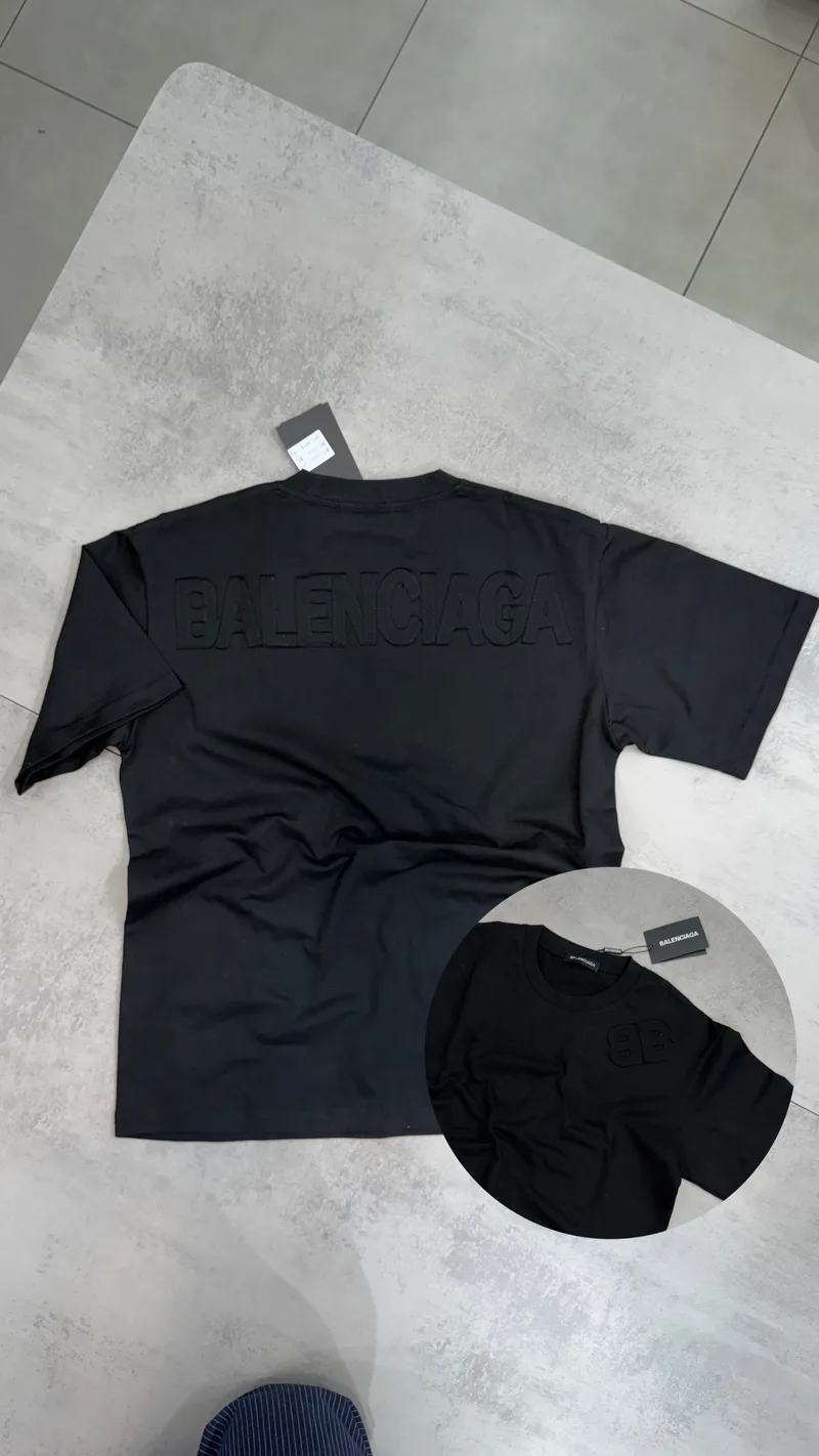 Camisa Balenciaga 809 - Preta logo BB na frente e Balenciaga nas costas
