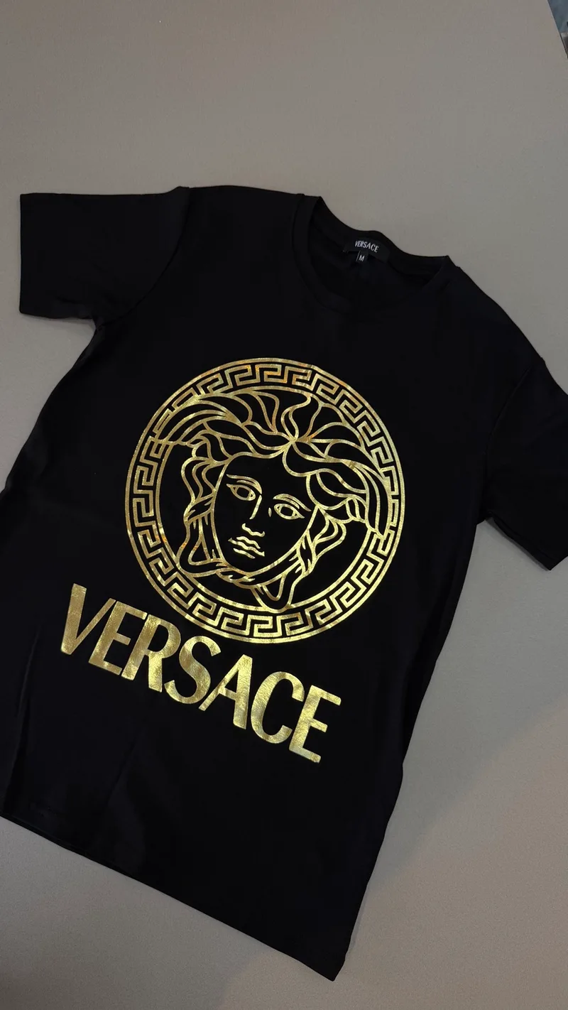 Camisa Versace 53 - Preta Medusa e escrita douradas