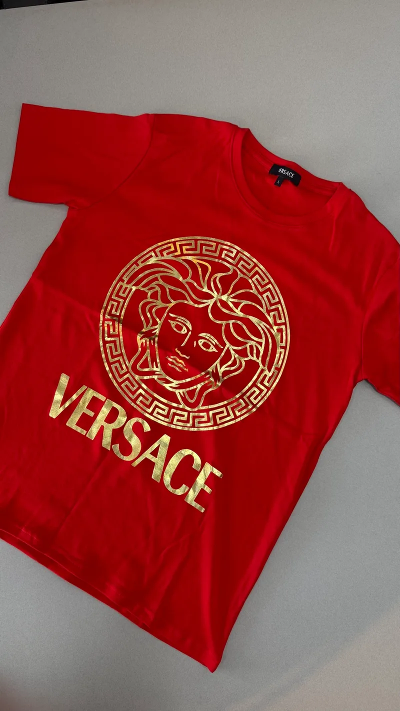 Camisa Versace 87 - Vermelha Medusa e escrita douradas