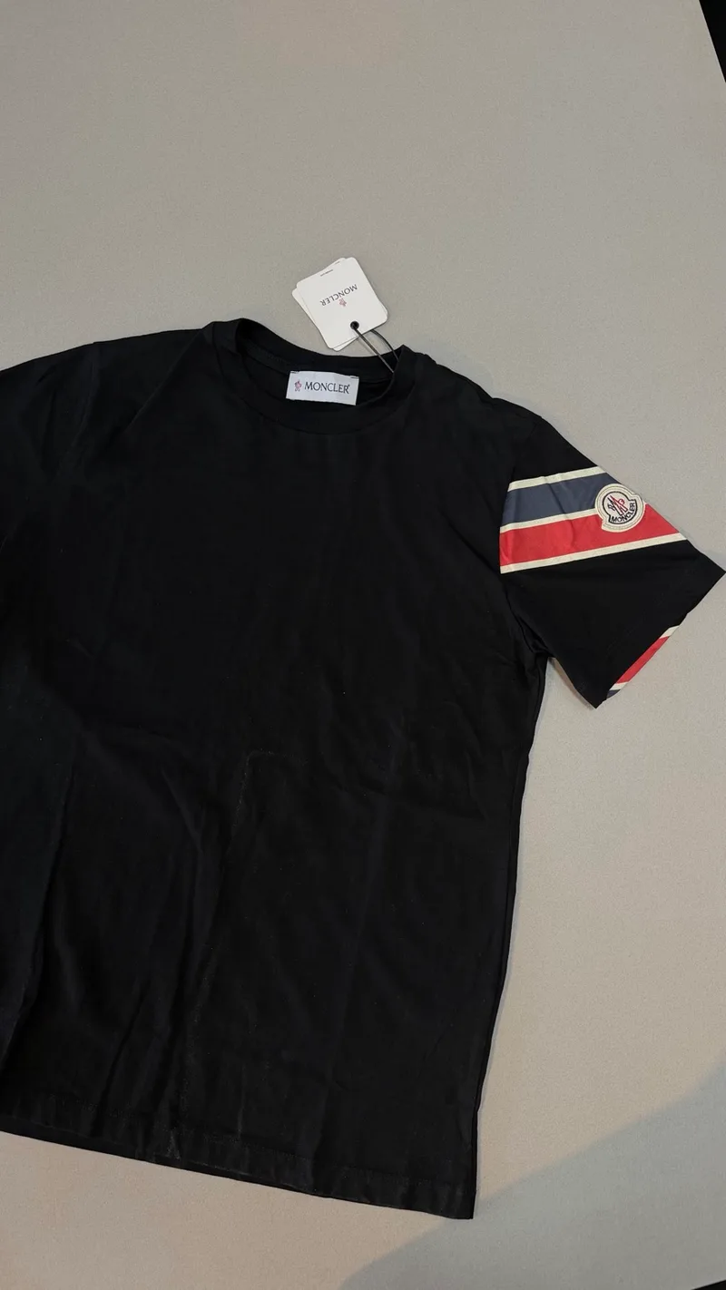 Camisa Moncler 87 - Preta faixa azul/vermelha na manga