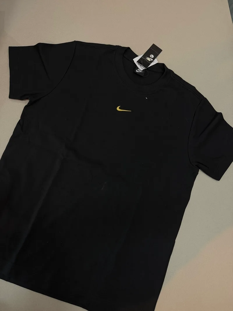 Camisa Nike 69 Oversized - Preta logo dourado/oliva pequeno