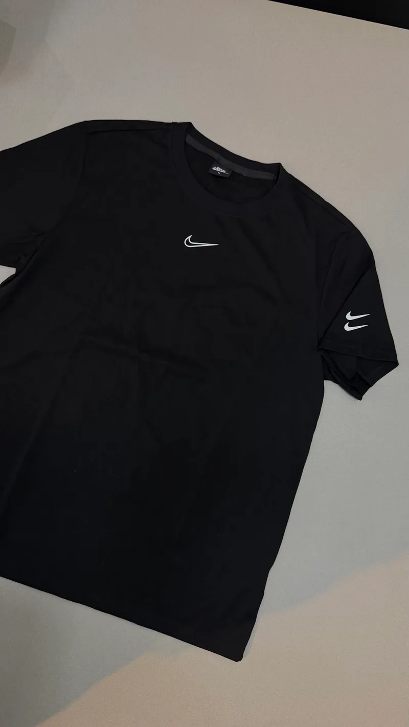 Camisa Nike 55 - Preta logos Nike brancos no peito e manga