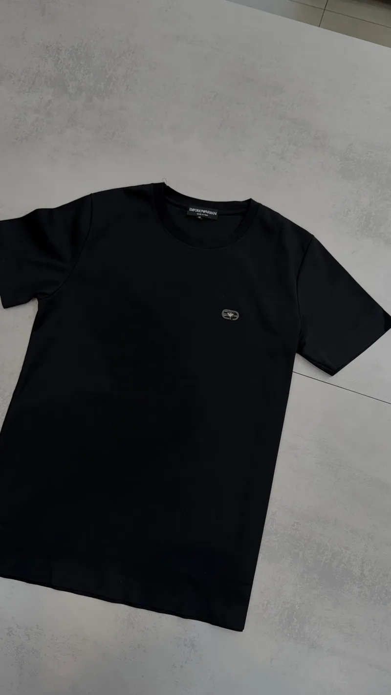 Camisa Armani 111 Preta com Logo Pequeno no Peito