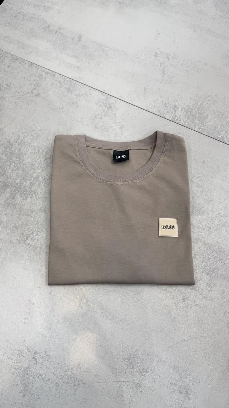Camisa BOSS 112 Bege com Patch Logo Quadrado no Peito