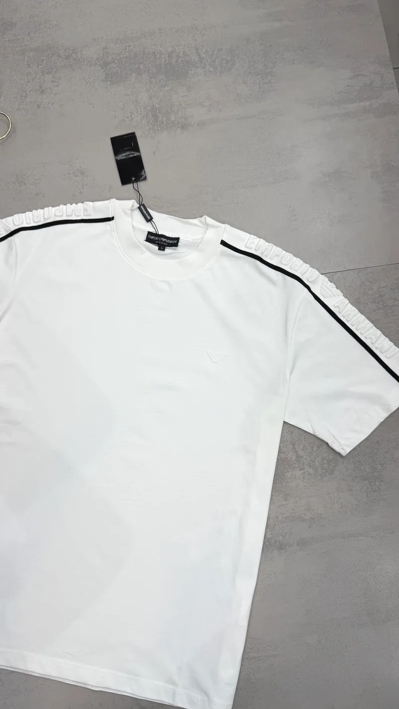 Camisa Armani Premium ARP01 Branca com Faixas Pretas nos Ombros e Logo no Peito
