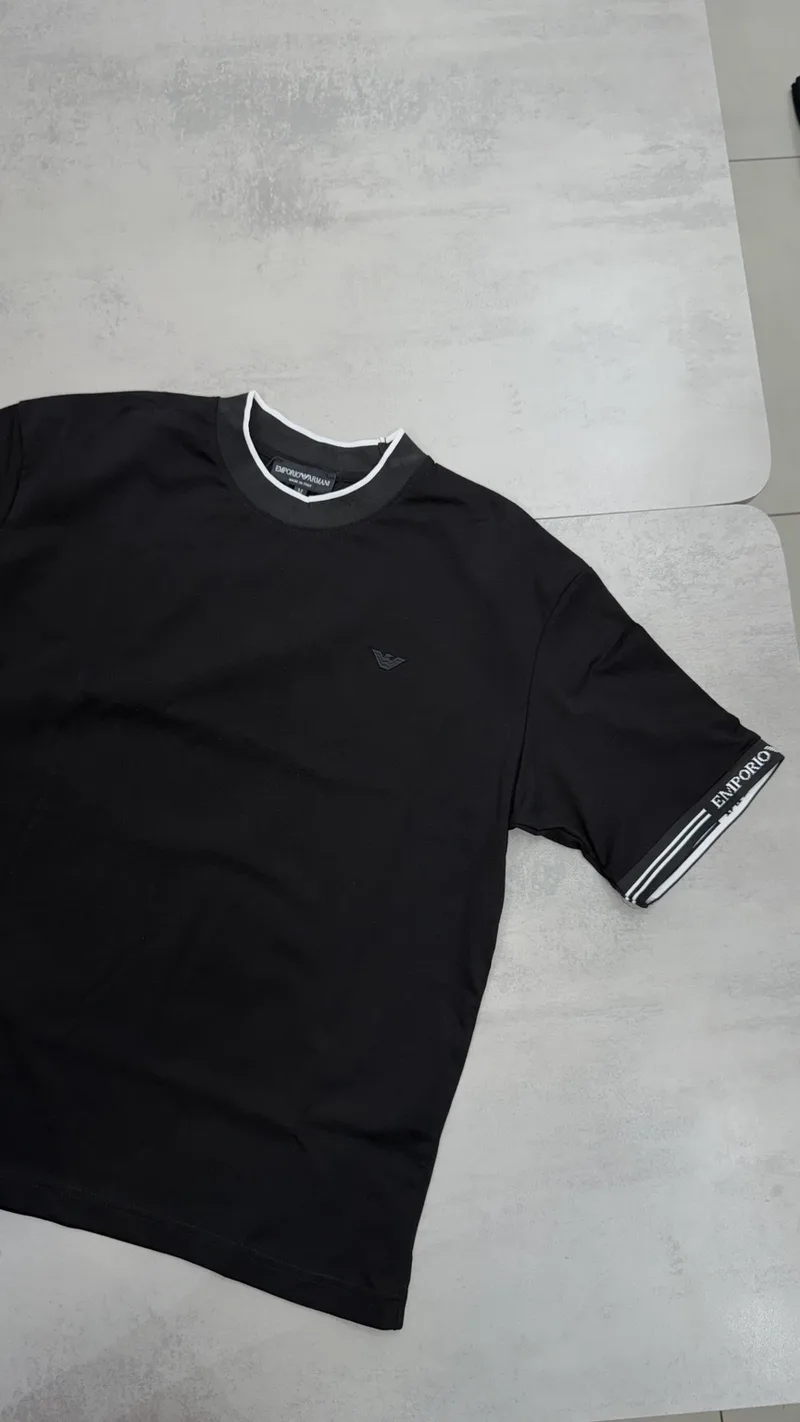 Camisa Armani Premium ARP02 Preta com Detalhes Brancos na Gola e nas Mangas