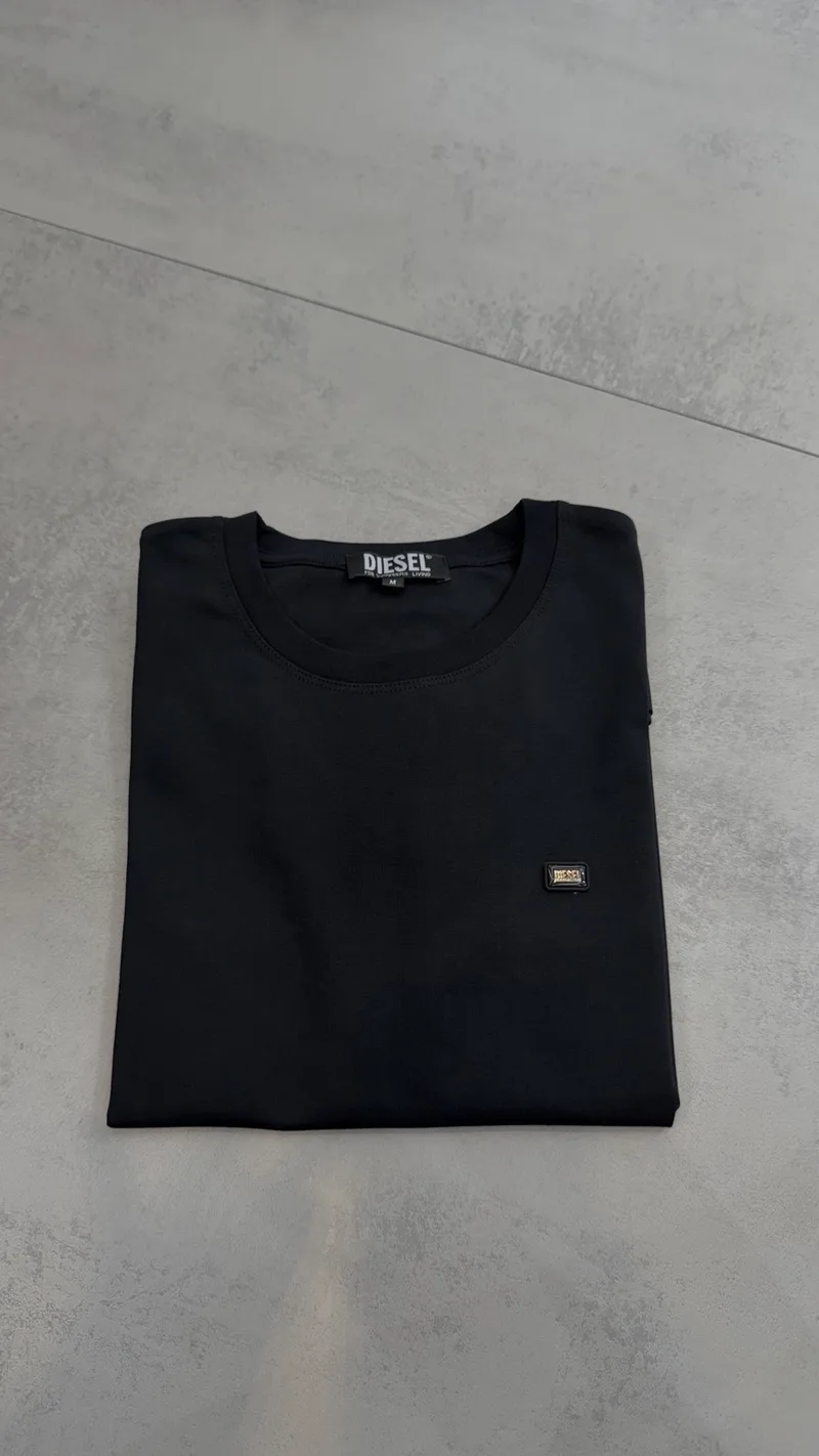 Camisa Diesel 111 Preta com Logo Retangular Pequeno no Peito