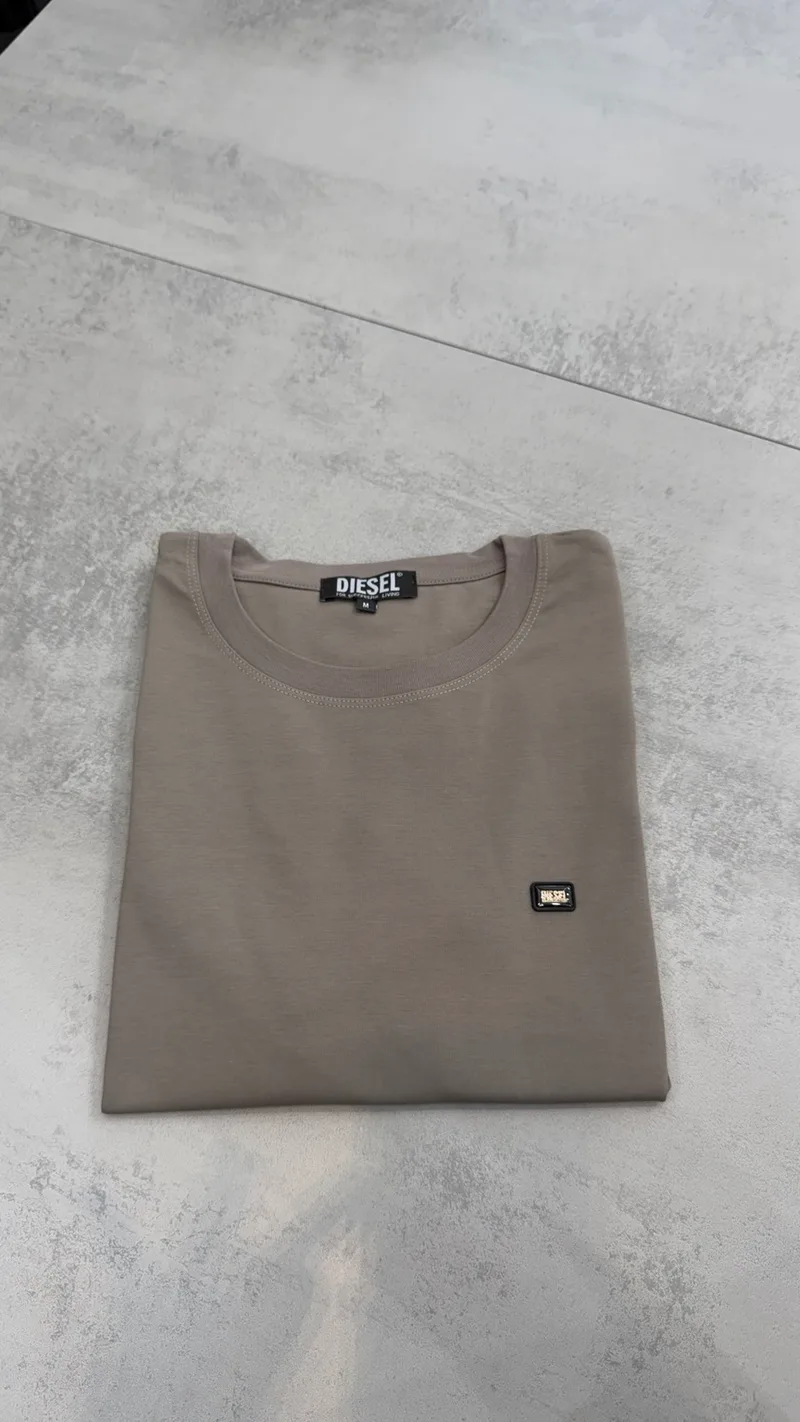 Camisa Diesel 112 Bege com Logo Retangular Pequeno no Peito