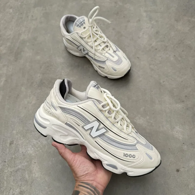 Tênis New Balance 1000 off-white e cinza