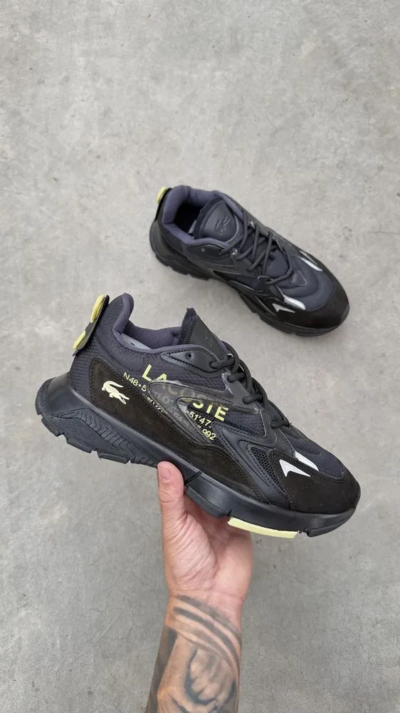 Tênis Lacoste preto com detalhes amarelos