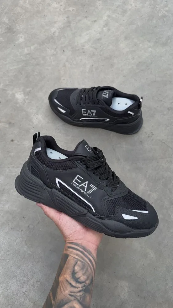 Tênis Emporio Armani EA7 preto com detalhes brancos