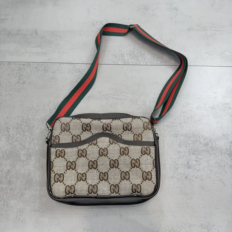 Bag Gucci bege e marrom, alça verde e vermelha