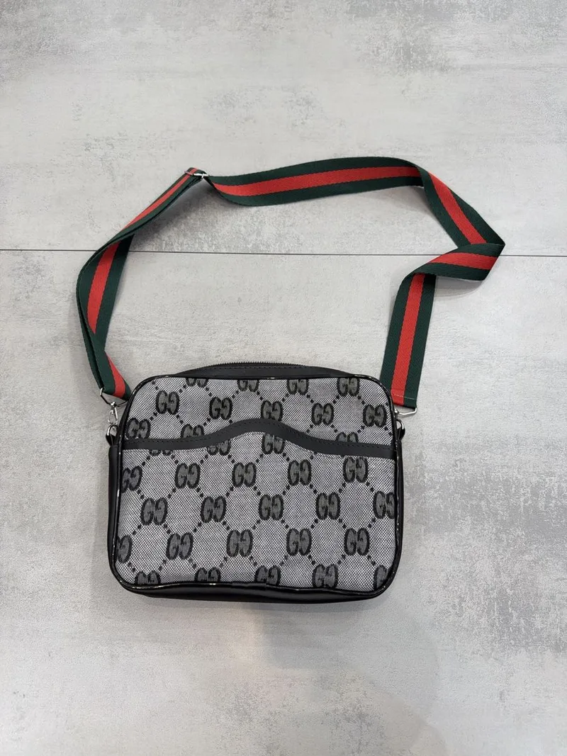 Bag Gucci cinza e preta, alça verde e vermelha