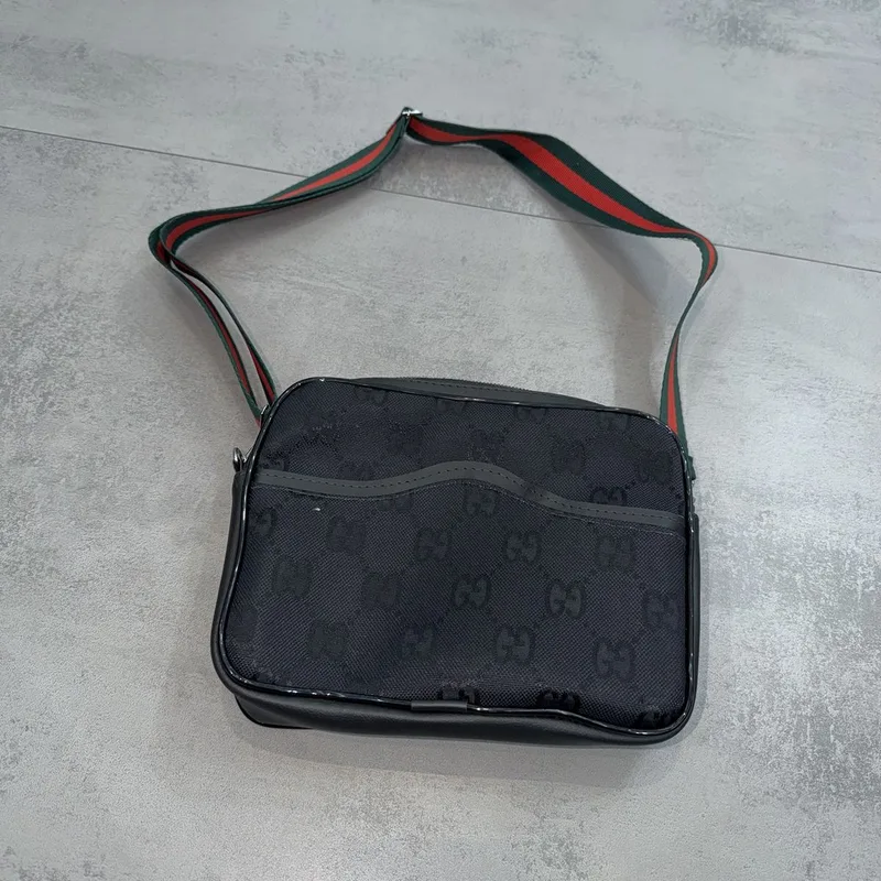 Bag Gucci preta, alça verde e vermelha