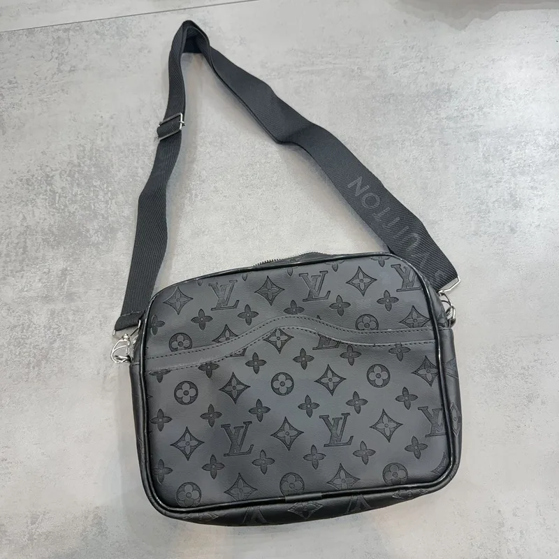 Bag Louis Vuitton cinza e preta, monograma LV