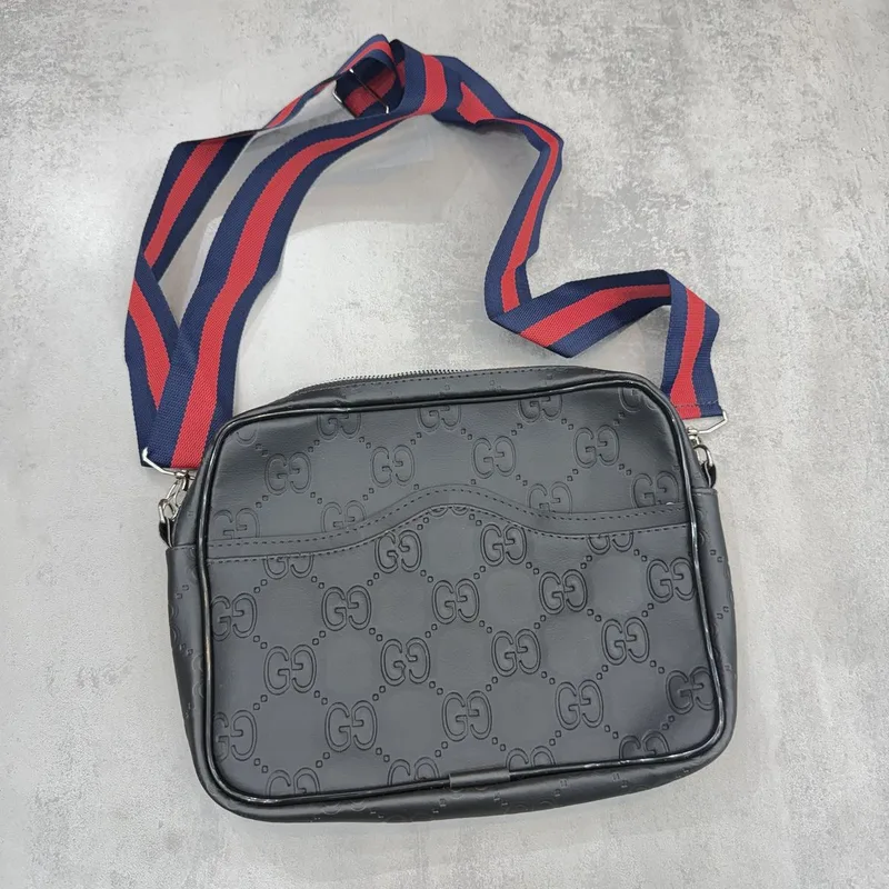 Bag Gucci preta, monograma GG, alça azul e vermelha