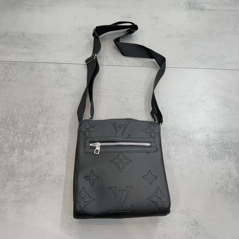 Bag Louis Vuitton preta, monograma LV, modelo slim