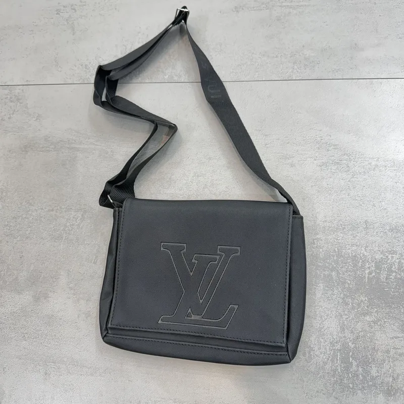 Bag Louis Vuitton preta, aba com logo LV grande