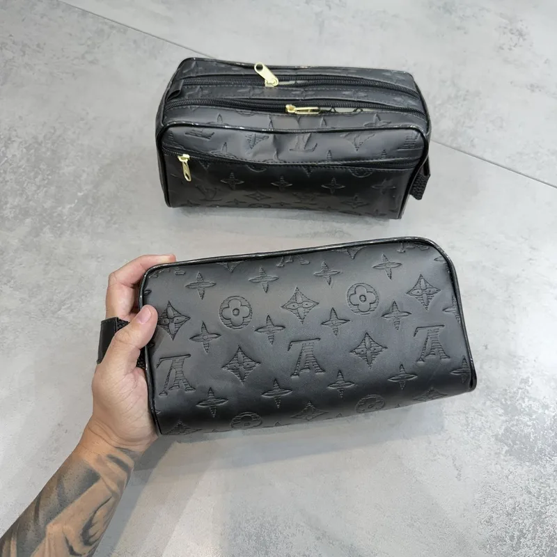 Nécessaire Louis Vuitton preta, monograma em relevo