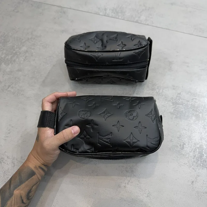 Nécessaire Louis Vuitton preta pequena, monograma em relevo