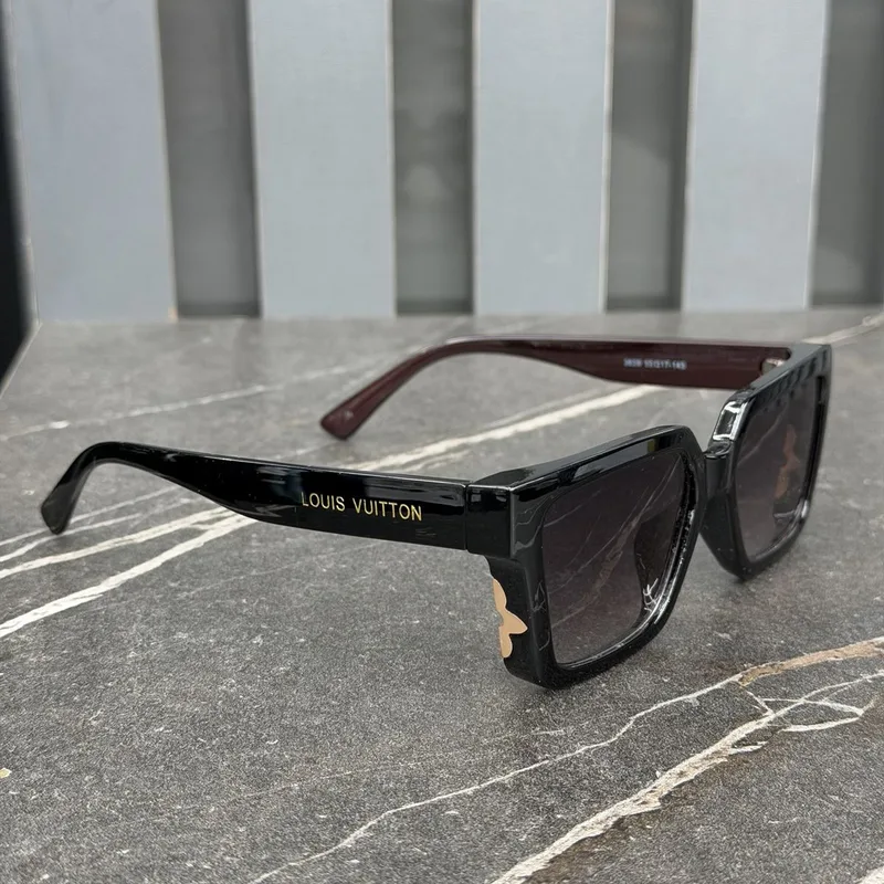 Óculos Louis Vuitton Preto/Marrom Detalhe Dourado