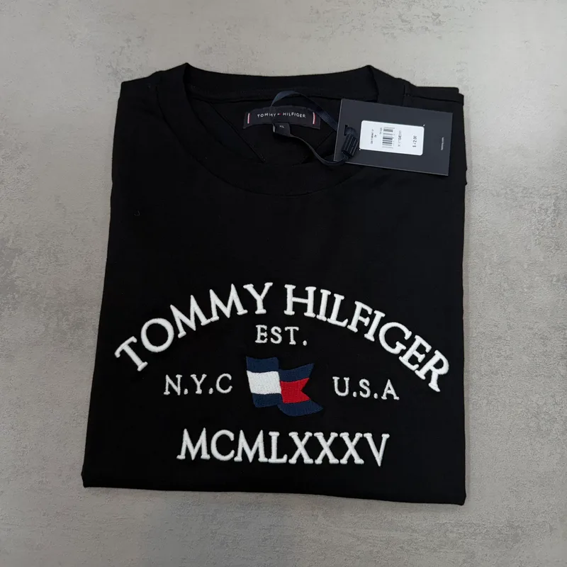 Camiseta Tommy Hilfiger preta bordado branco