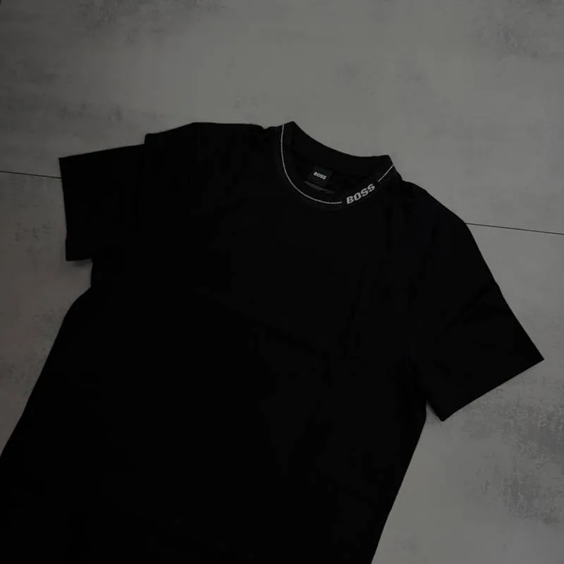 Camisa BOSS Preta Gola Detalhe BOSS