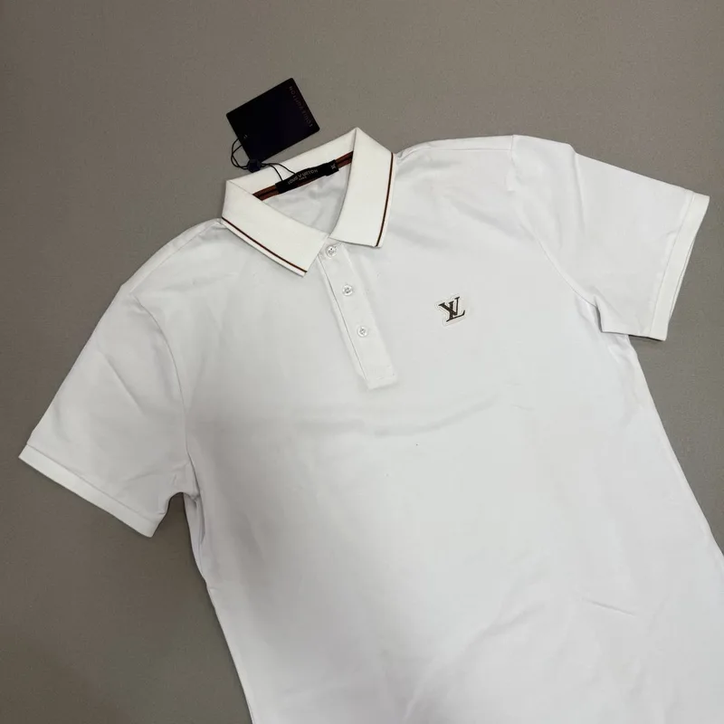 Polo LV 69 Branca Detalhe Gola Logo Peito