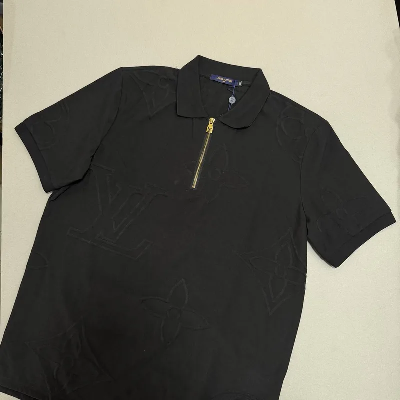 Polo LV 3 Preta Monograma Relevo Ziper Dourado