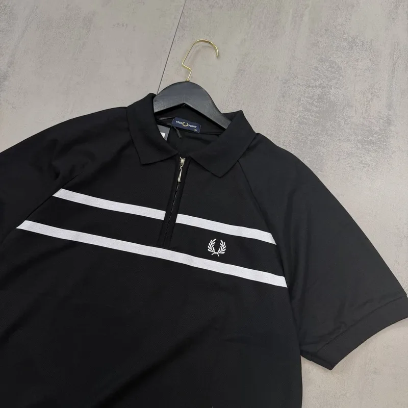 Camisa Polo Fred Perry Preta com Zíper e Faixas Brancas