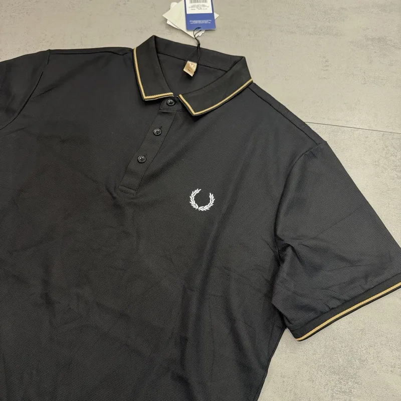 Camisa Polo Fred Perry Poliamida Preta/Dourada