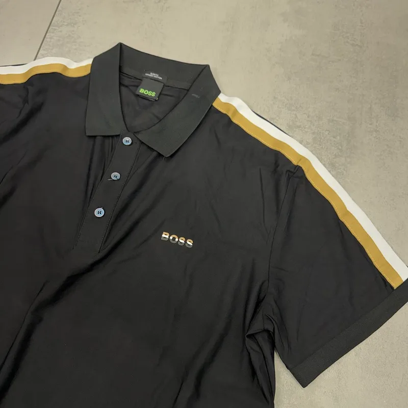 Camisa Polo Boss Preta Faixas Dourada/Branca nos Ombros
