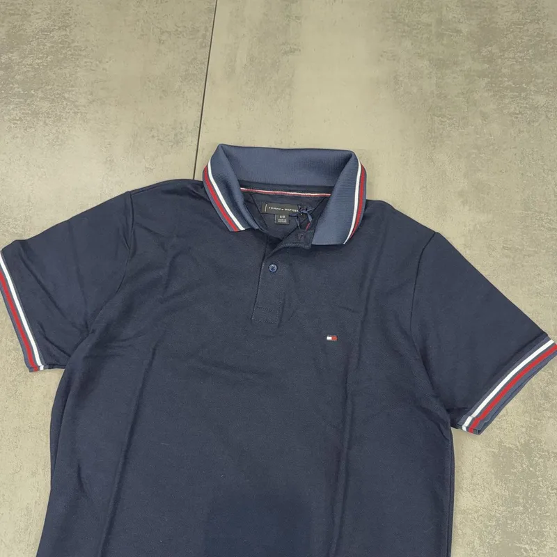 Camisa Polo Tommy Hilfiger Azul Marinho Detalhes Vermelho/Branco