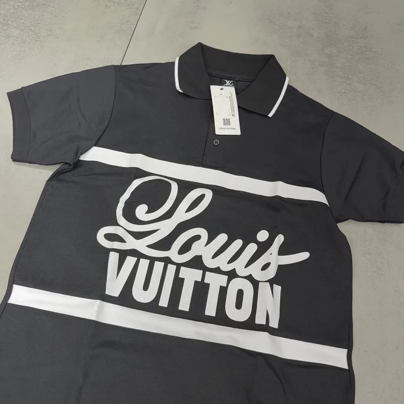 Camisa Polo Louis Vuitton Preta/Branca Logo Grande