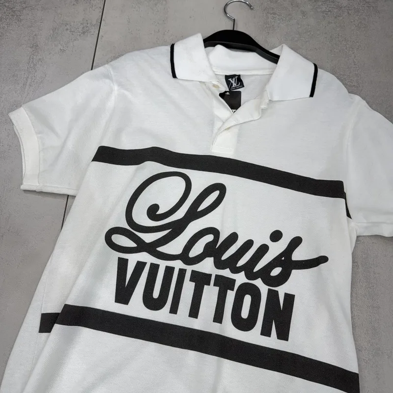 Camisa Polo Louis Vuitton Branca/Preta Logo Grande