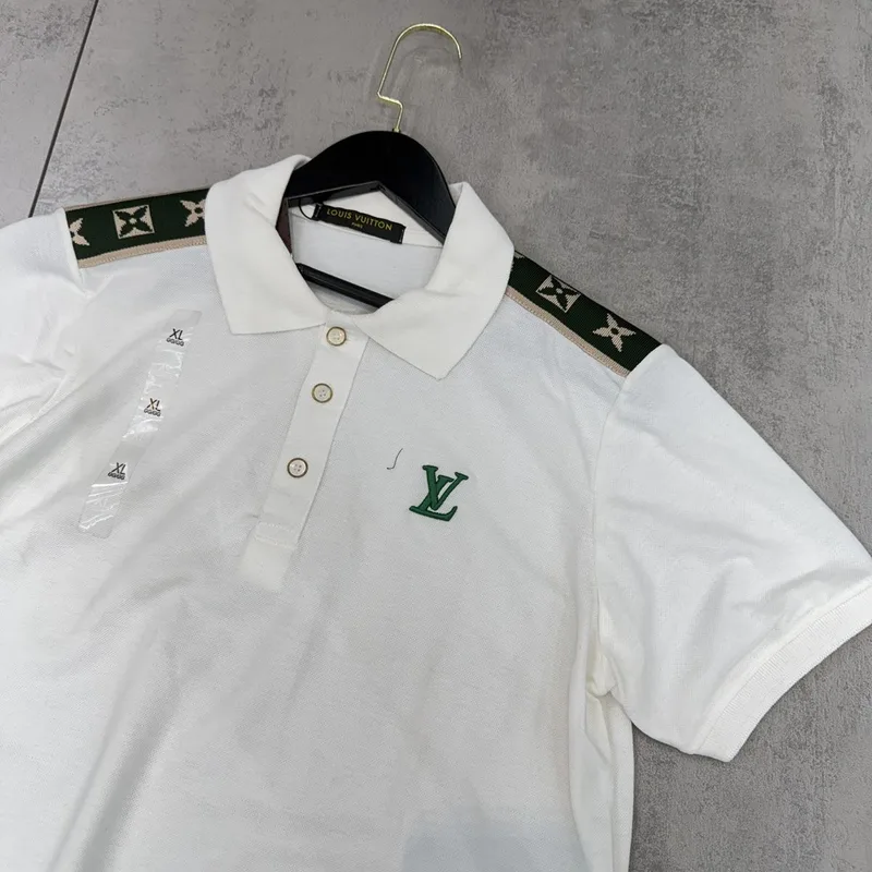 Camisa Polo Louis Vuitton Branca Faixa Verde/Bege nos Ombros