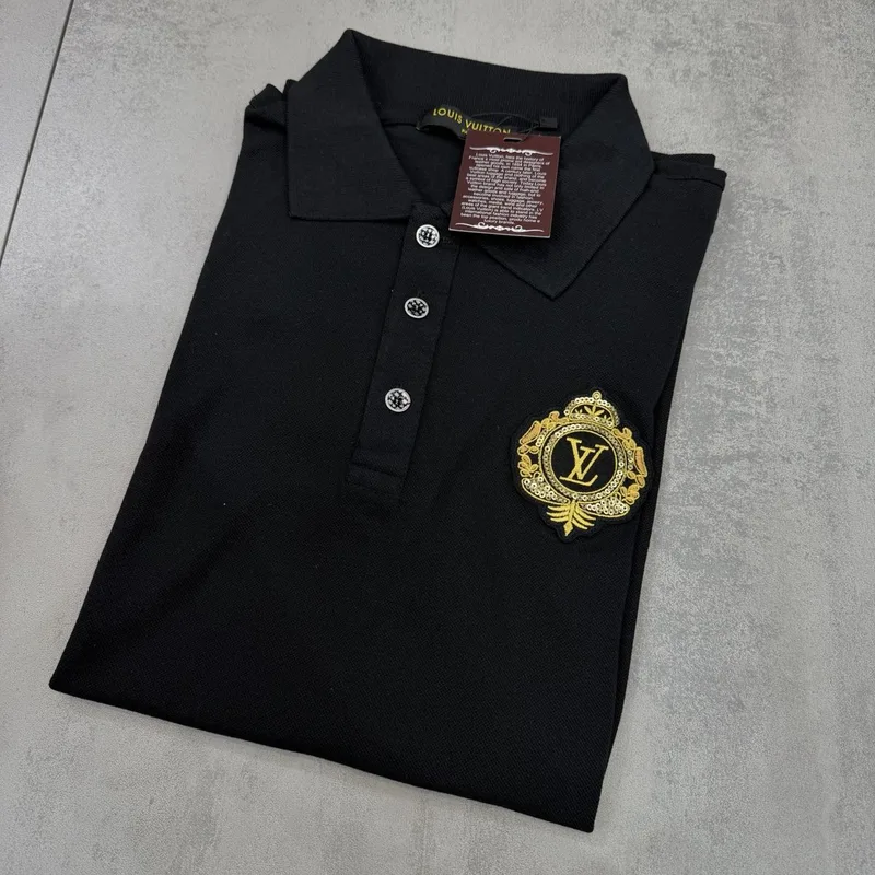 Camisa Polo Louis Vuitton Preta Brasão Dourado
