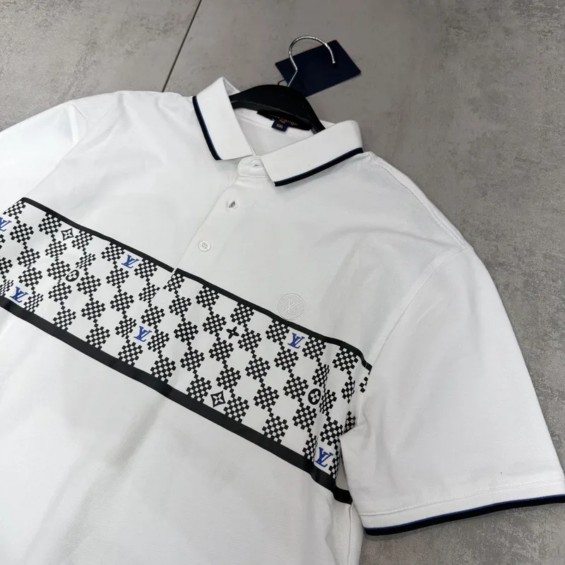 Camisa Polo Louis Vuitton Branca Faixa Monograma Preto/Azul - Premium