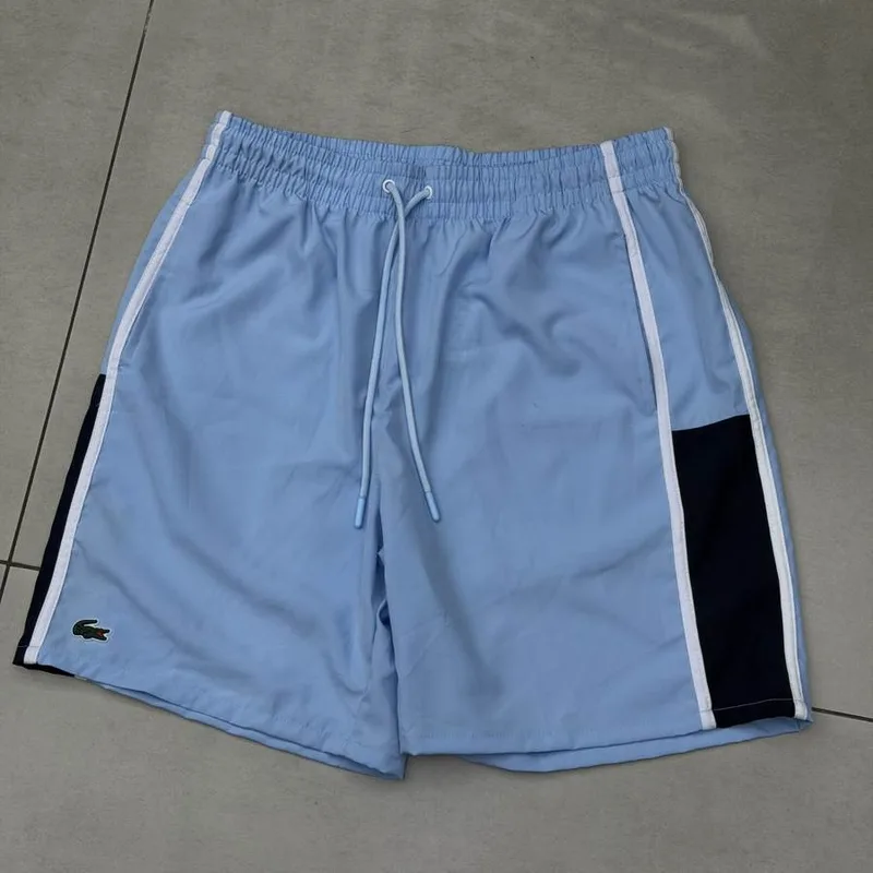 Bermuda Lacoste Azul-Claro Faixa Azul-Marinho/Branca