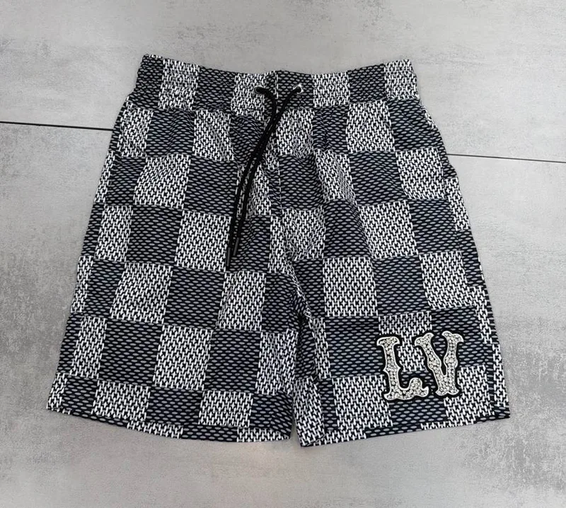 Bermuda Louis Vuitton Preta/Branca Xadrez LV Pedraria