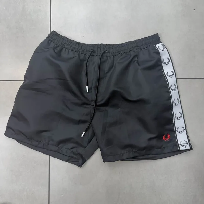 Bermuda Fred Perry Preta Faixa Branca Logo Vermelho