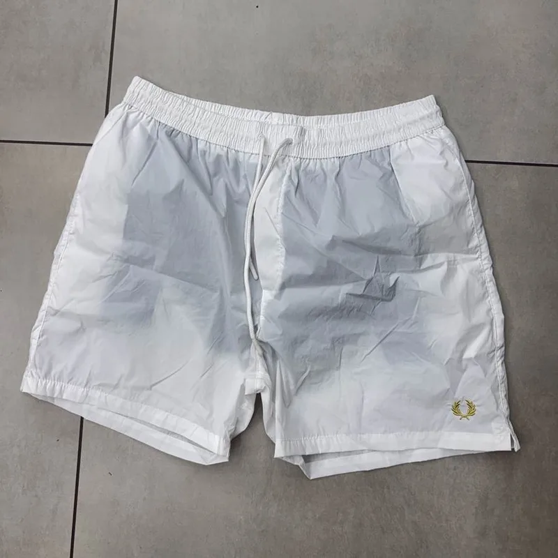Bermuda Fred Perry Branca Logo Dourado